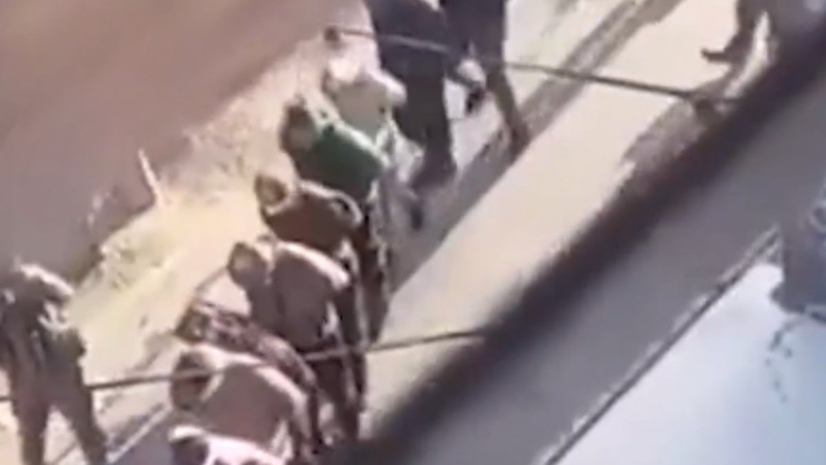 İsrail ordusu, Filistinli gençleri gözaltına aldı