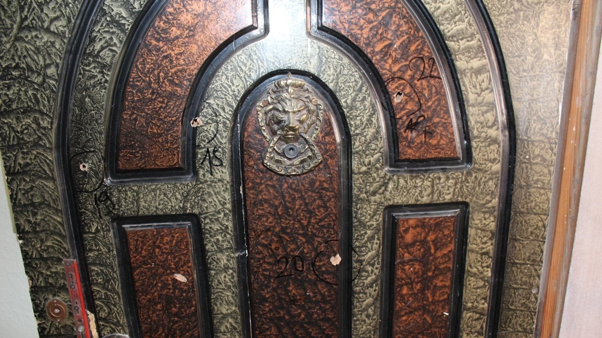 Aksaray'da evin kapısına 24 el ateş etti