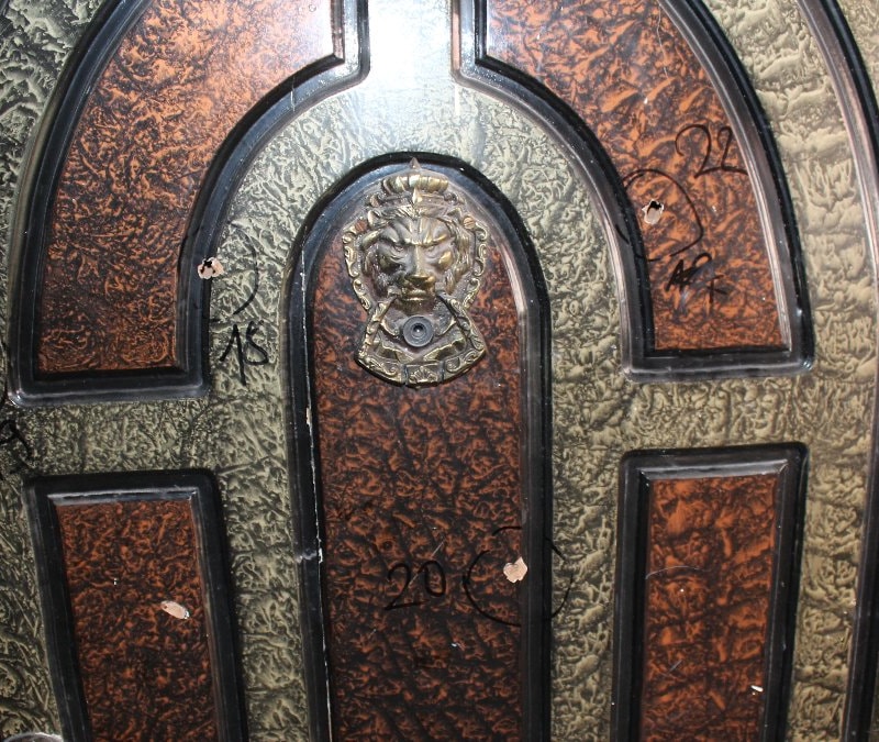 Aksaray'da evin kapısına 24 el ateş etti