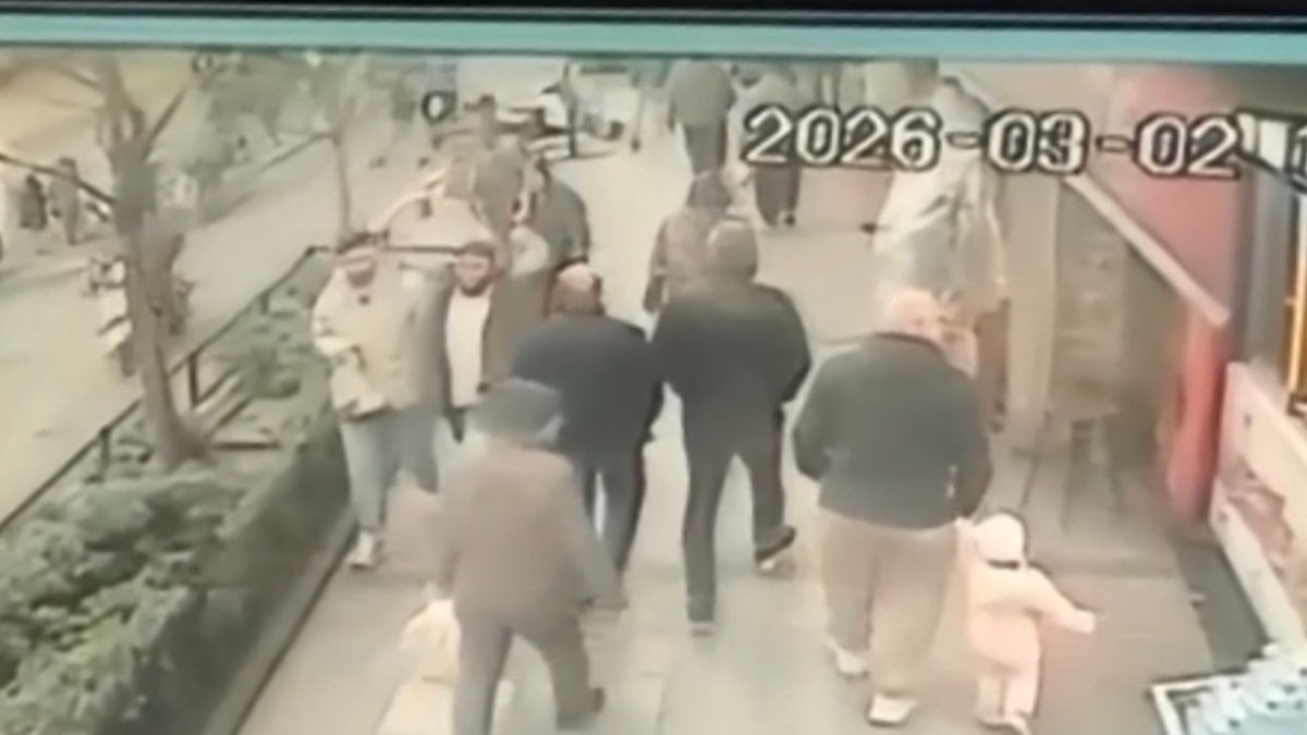 İstanbul'da 16 yaşındaki ehliyetsiz sürücü kaza yaptı: Olay yerinde kız arkadaşını bırakıp kaçtı