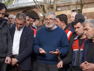 Fadıl Akgündüz, jandarma eşliğinde annesinin cenazesine katıldı