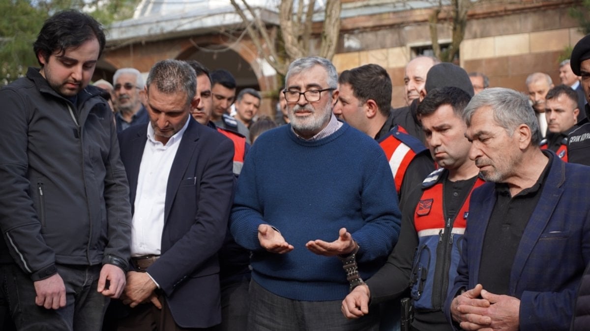 Fadıl Akgündüz, jandarma eşliğinde annesinin cenazesine katıldı