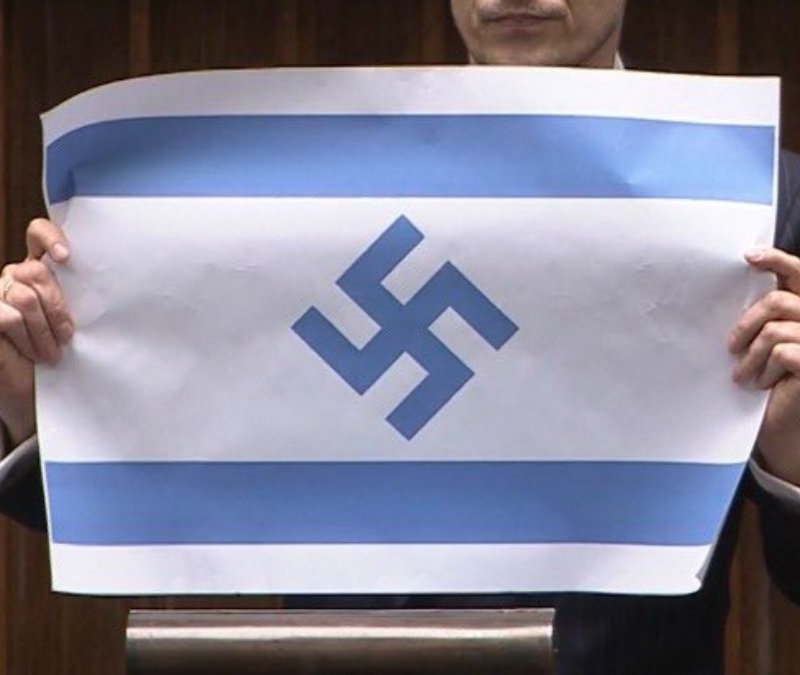 Polonyalı vekilden Nazi sembollü İsrail bayrağı protestosu