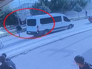 Diyarbakır'da otomobil kaldırımdaki çocuklara çarptı