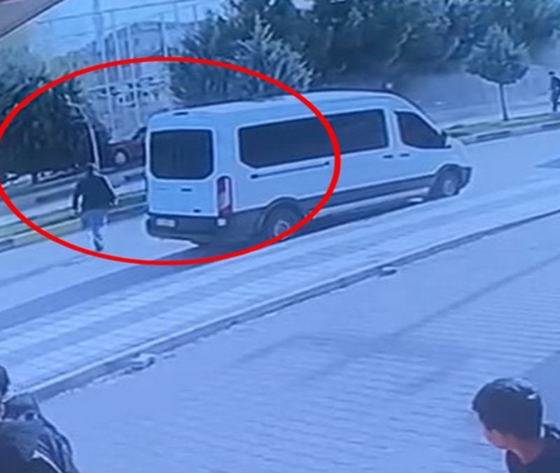 Diyarbakır'da otomobil kaldırımdaki çocuklara çarptı