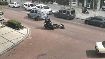 Manisa'da aracın altında kalan motosikletli genç kız can verdi