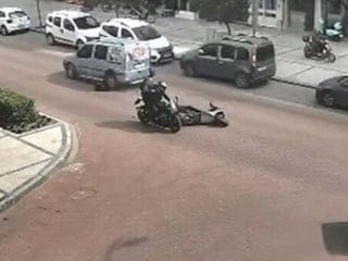 Manisa'da aracın altında kalan motosikletli genç kız can verdi