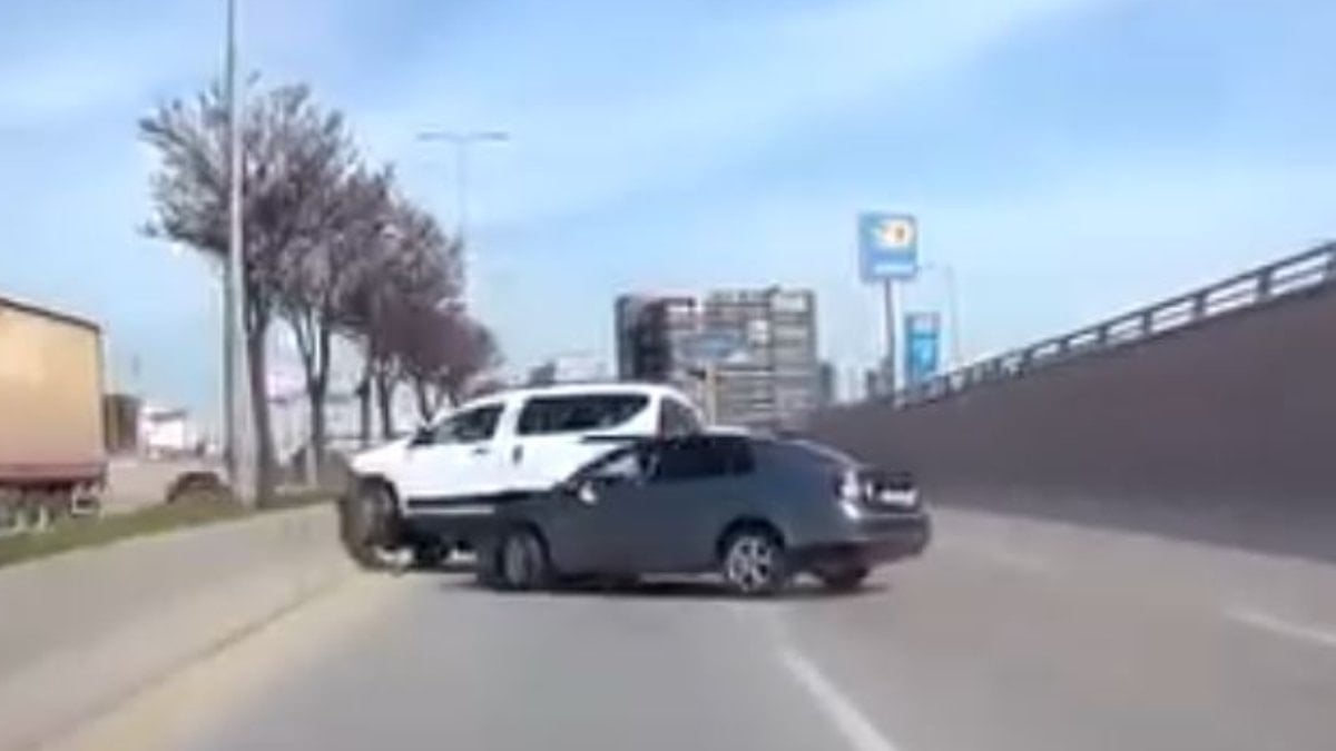 Ankara'da makas atan otomobil kazaya neden oldu