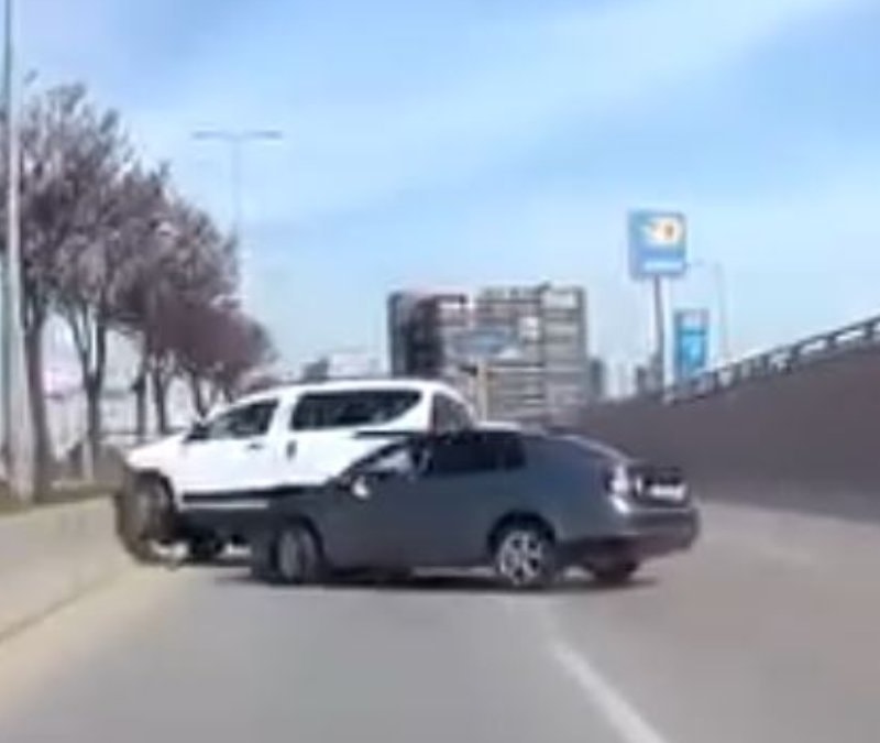 Ankara'da makas atan otomobil kazaya neden oldu