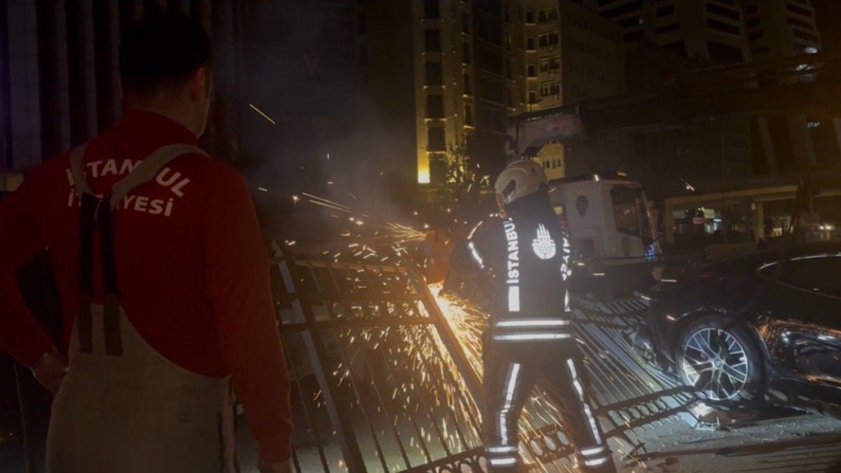 İstanbul'da lüks otomobil kazasında 3 kişi yaralandı