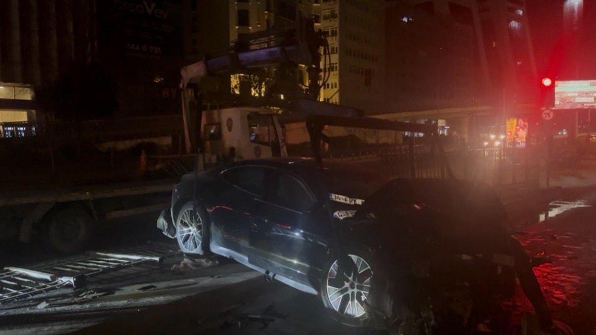 İstanbul Şişli'de lüks otomobil kaza yaptı: 3 yaralı