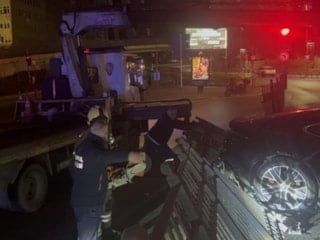 İstanbul Şişli'de lüks otomobil kaza yaptı: 3 yaralı