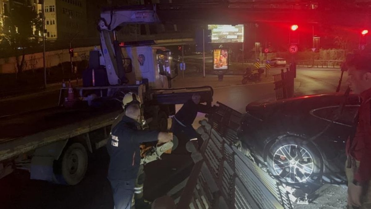 İstanbul Şişli'de lüks otomobil kaza yaptı: 3 yaralı