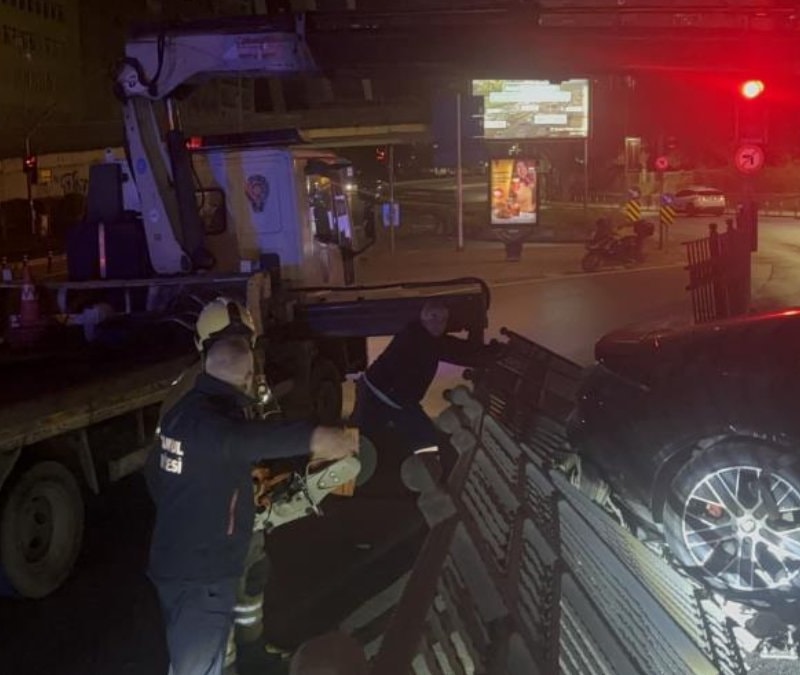 İstanbul Şişli'de lüks otomobil kaza yaptı: 3 yaralı