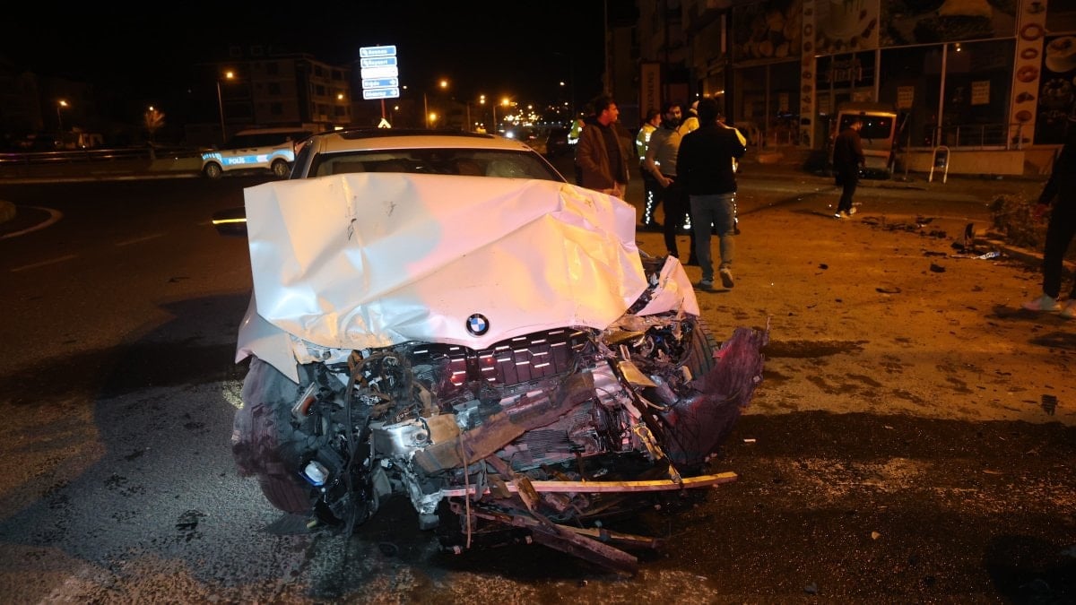 Nevşehir minibüs ile otomobil çarpıştı: 1'i ağır 3 yaralı