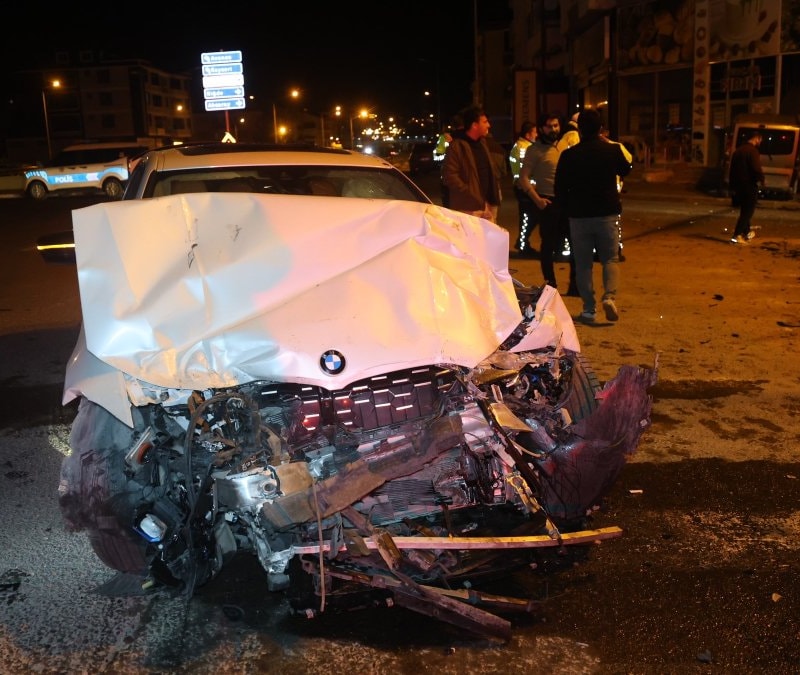 Nevşehir minibüs ile otomobil çarpıştı: 1'i ağır 3 yaralı