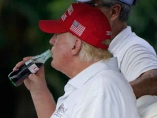 Donald Trump kola içmeye 'bilimsel' kılıf buldu: Kanser hücrelerini öldürüyor