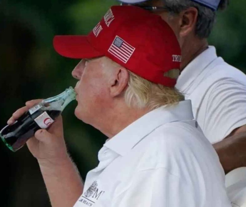 Donald Trump kola içmeye 'bilimsel' kılıf buldu: Kanser hücrelerini öldürüyor