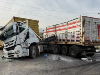 Hatay’da tır kazası: Devrilen konteyner araçları ezdi