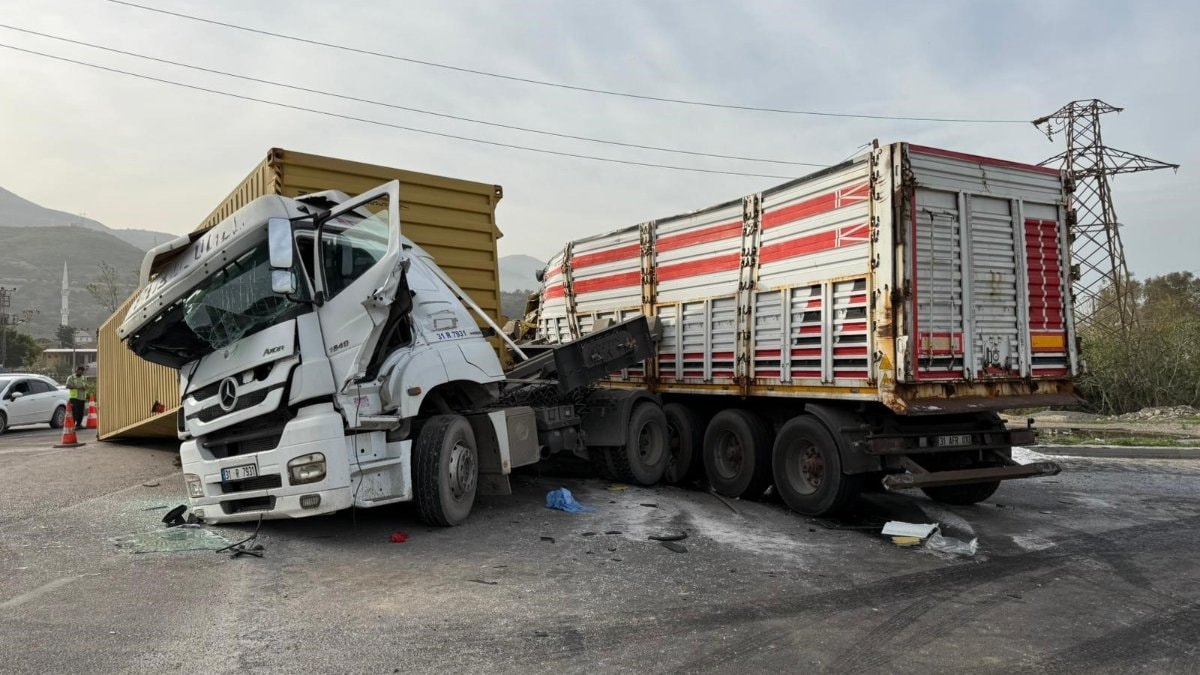 Hatay’da tır kazası: Devrilen konteyner araçları ezdi