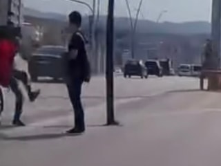 Bursa’da kırmızı ışıkta yola fırladı, son anda kurtuldu