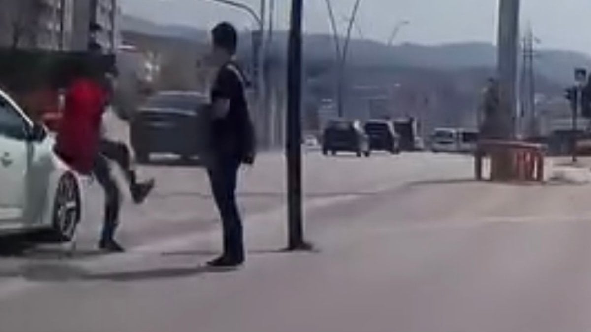 Bursa’da kırmızı ışıkta yola fırladı, son anda kurtuldu