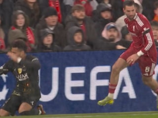 Anfield'da talihsiz olay! Noa Lang'ın ardından Desire Doue de sakatlandı