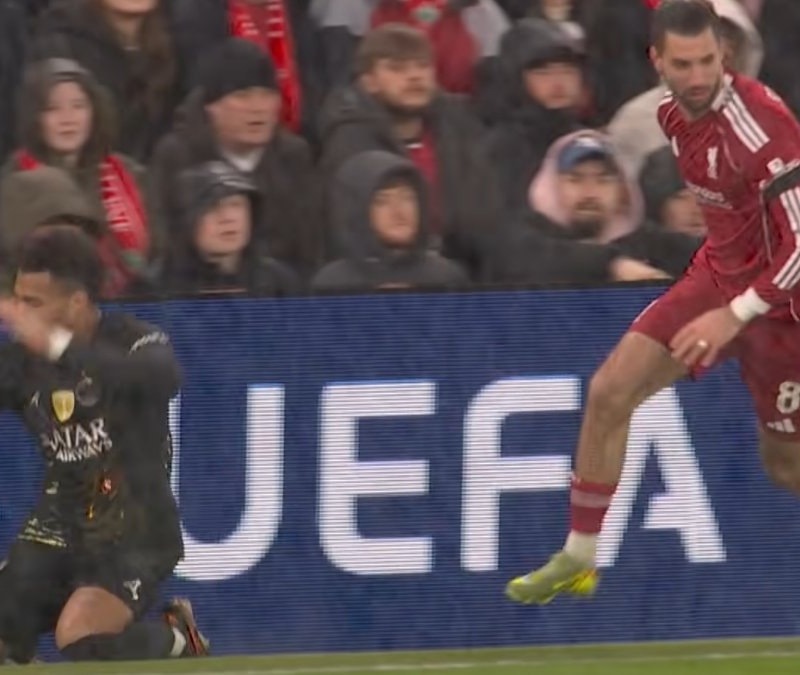 Anfield'da talihsiz olay! Noa Lang'ın ardından Desire Doue de sakatlandı