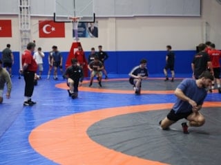 Güreşte minderin görünmeyen kahramanları sağlık ekibi