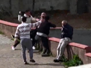 Kahramanmaraş'ta engelli babasını azarlayan şahsa mahalleliden meydan dayağı