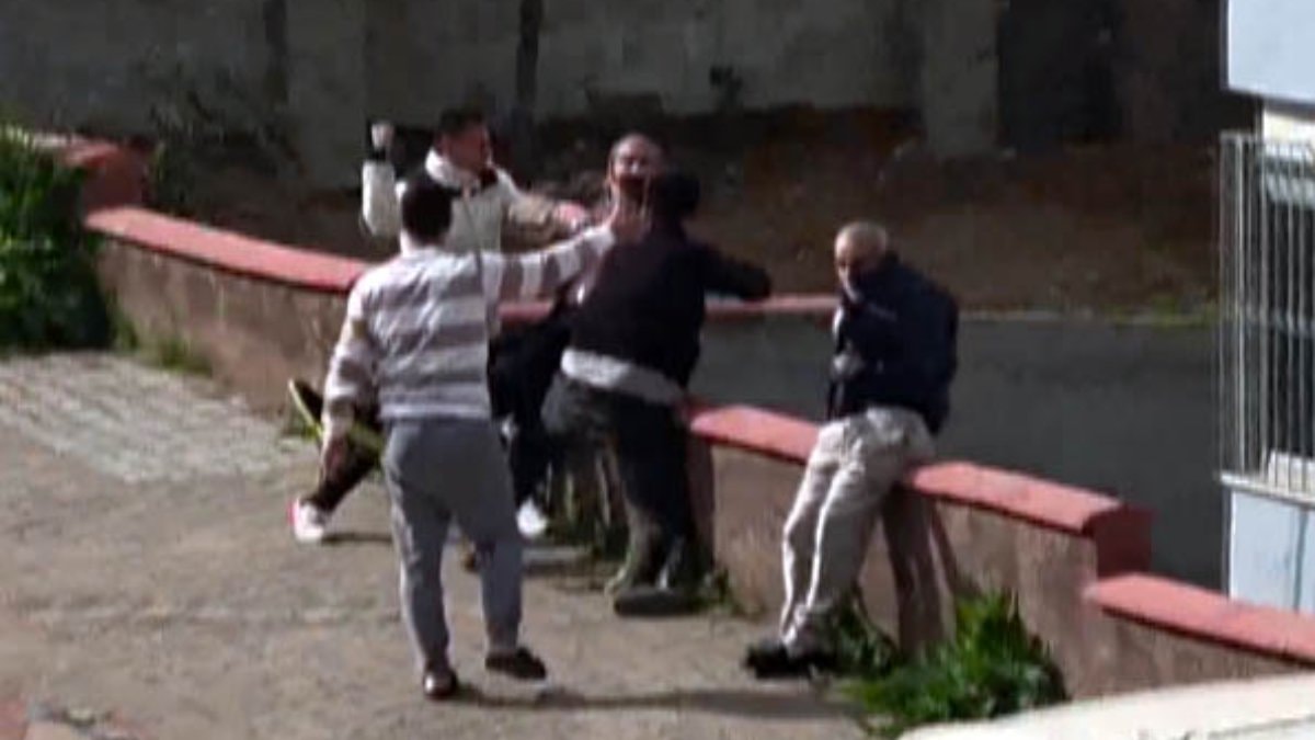 Kahramanmaraş'ta engelli babasını azarlayan şahsa mahalleliden meydan dayağı