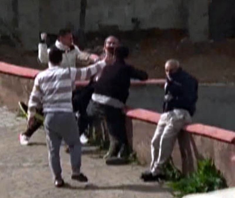 Kahramanmaraş'ta engelli babasını azarlayan şahsa mahalleliden meydan dayağı