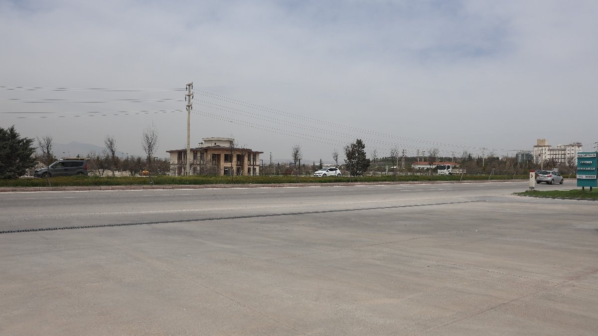 Konya'da el freni çekilmeyen minibüs seyir halindeki araçların arasına daldı