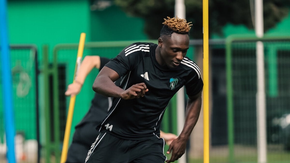 Dan Agyei, Galatasaray maçında kaçırdığı gole üzülüyor