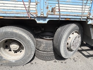 TEM’de tehlikeli anlar: Tırdan kopan lastik, kamyonun altına girdi