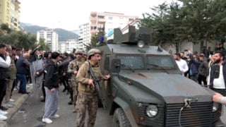 Kahramanmaraş'ta saldırganın cenazesi okuldan zırhlı polis aracıyla çıkarıldı