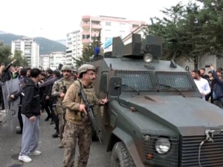 Kahramanmaraş'ta saldırganın cenazesi okuldan zırhlı polis aracıyla çıkarıldı
