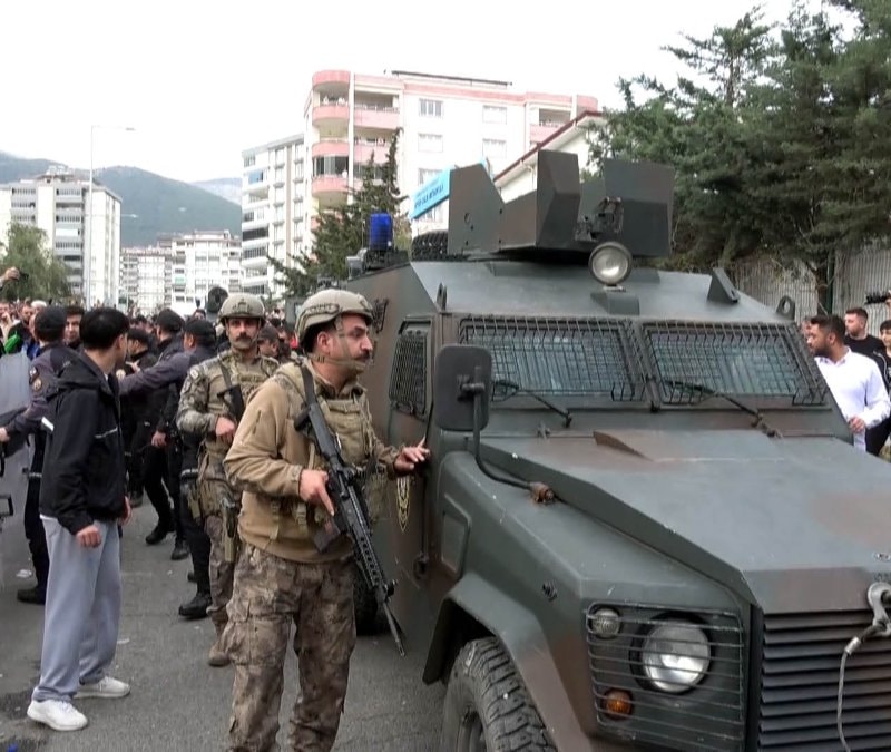 Kahramanmaraş'ta saldırganın cenazesi okuldan zırhlı polis aracıyla çıkarıldı