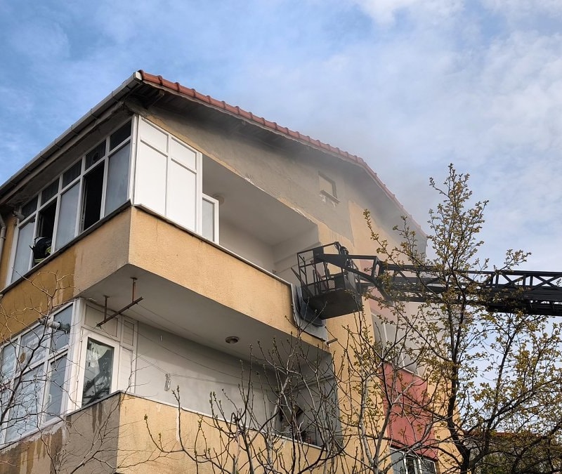 Edirne'de madde bağımlısı şahıs evi yakıp babasını aradı