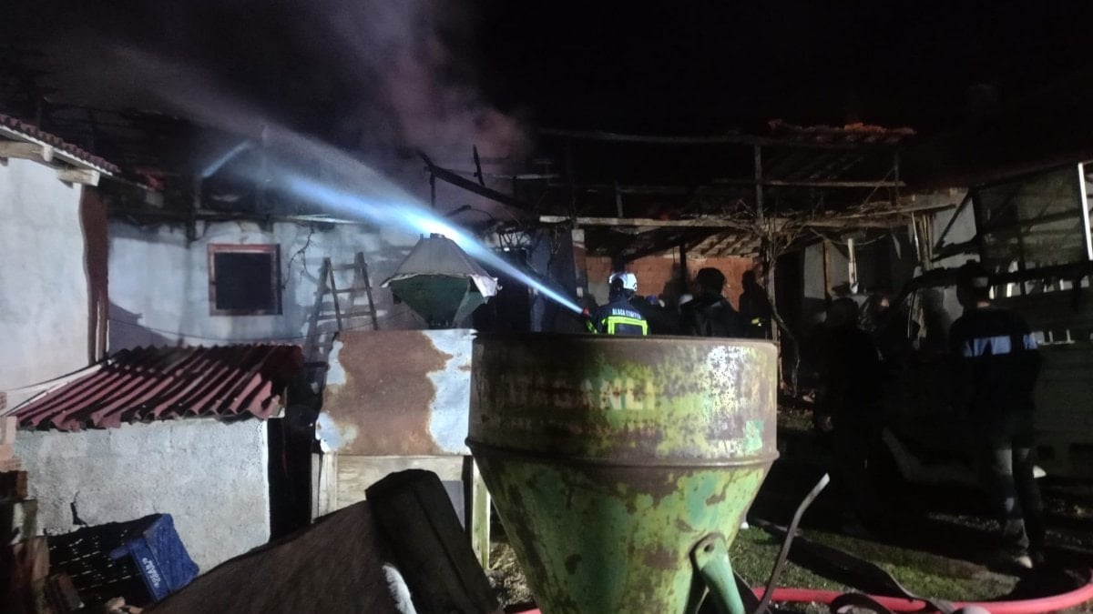 Çorum'da alevlere teslim olan kamyonet kullanılmaz hale geldi