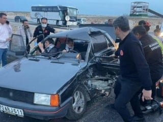 Karaman'da kaza sonrası araçta sıkışan karı kocayı itfaiye kurtardı