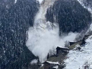 Trabzon'da çığ anı kamerada