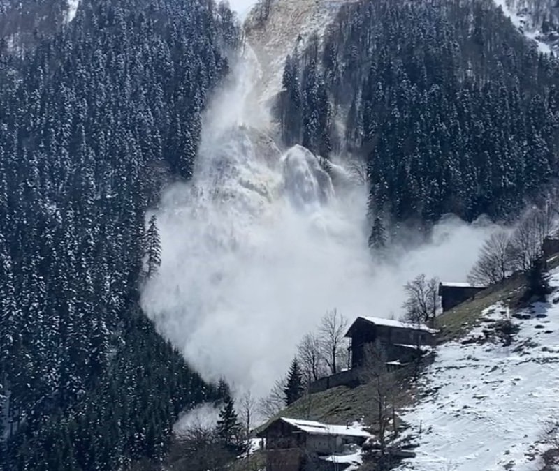 Trabzon'da çığ anı kamerada