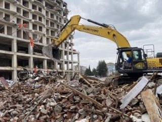 Eskişehir’de çöken binanın yanındaki iş yeri de yıkıldı