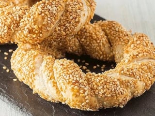 Kahvaltıların yeni gözdesi: Milföyden pratik simit tarifi