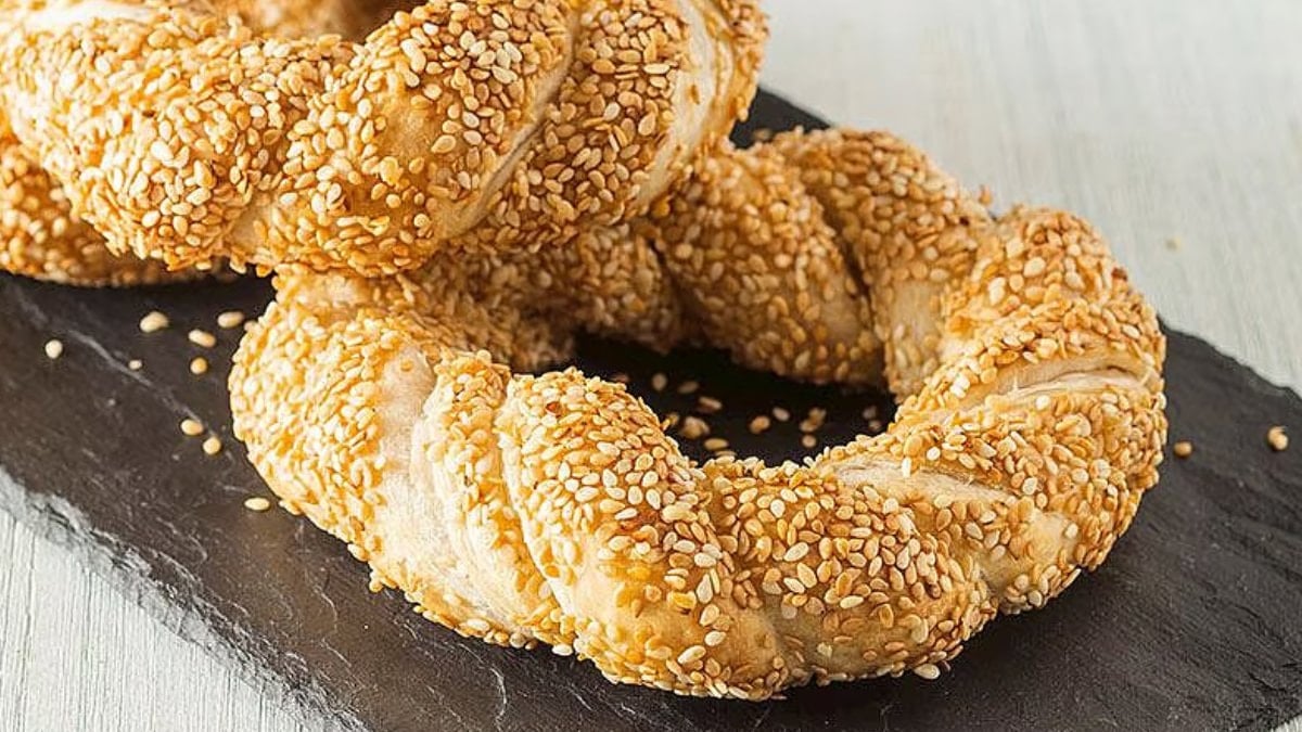 Kahvaltıların yeni gözdesi: Milföyden pratik simit tarifi