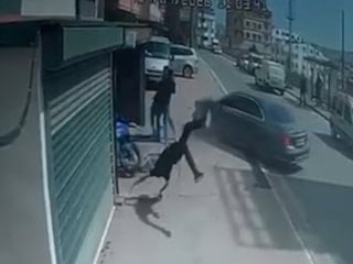 Kocaeli’de dehşet anları: Otomobiliyle motosikletliye çarptı