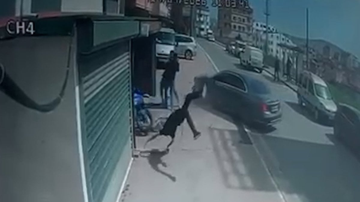 Kocaeli’de dehşet anları: Otomobiliyle motosikletliye çarptı