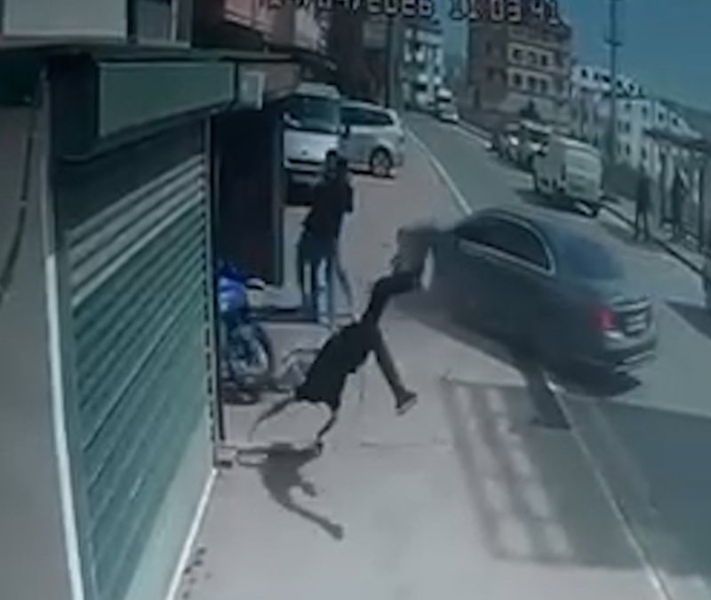 Kocaeli’de dehşet anları: Otomobiliyle motosikletliye çarptı