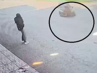 Hatay'da yolun karşısına geçerken ölümden döndü